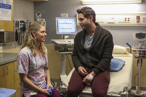 Collette Wolfe, Glenn Howerton - A.P. Bio - We Don't Party - Filmfotók