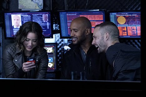 Chloe Bennet, Henry Simmons, Nick Blood - Agents of S.H.I.E.L.D. - Among Us Hide... - Photos