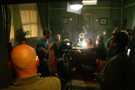 Christopher Eccleston, Eve Myles, Simon Callow - Doctor Who - The Unquiet Dead - Van de set