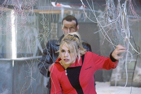 Billie Piper - Doctor Who - The Long Game - Photos