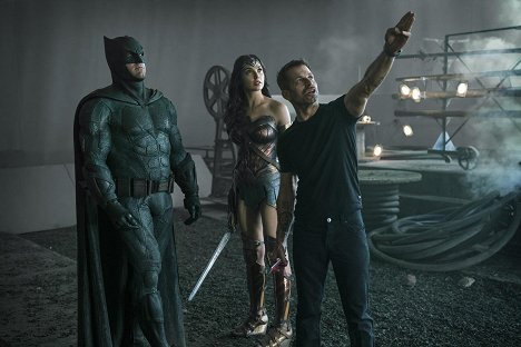 Ben Affleck, Gal Gadot, Zack Snyder - Justice League - Van de set