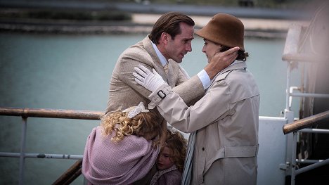 Joseph Fiennes, Elizabeth Arends - On Wings of Eagles - Photos