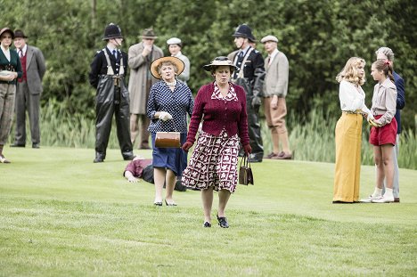 Sorcha Cusack, Jane Hazlegrove, Ty Glaser, Amy Lawrence - Father Brown - The Flower Of The Fairway - De la película