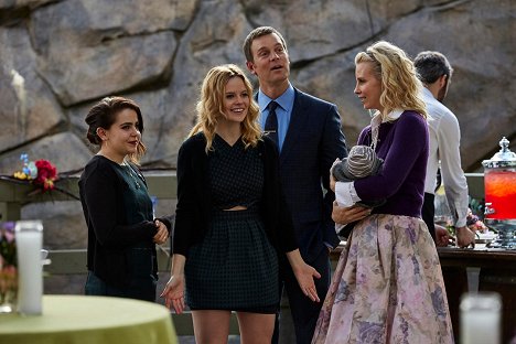Mae Whitman, Peter Krause, Monica Potter - Parenthood - May God Bless and Keep You Always - Photos