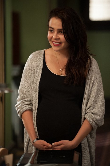 Mae Whitman - Famílie - Too Big to Fail - Z filmu