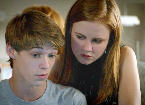 Colin Ford, Mackenzie Lintz - Pod kopułą - Czerwone drzwi - Z filmu