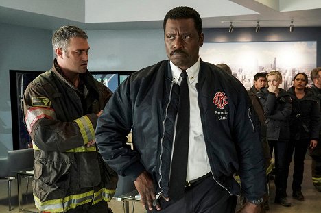Taylor Kinney, Eamonn Walker - Chicago Fire - The Chance to Forgive - Photos
