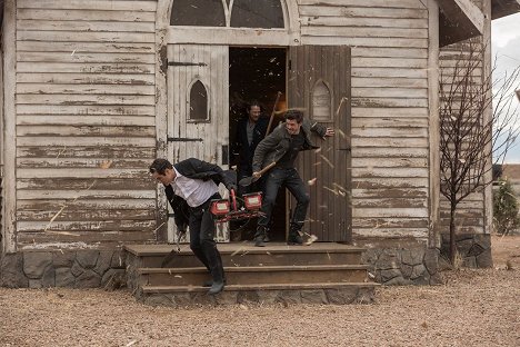 Yul Vazquez, Jason Lewis, François Arnaud - Midnight, Texas - Riders on the Storm - Z filmu