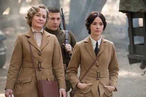 Susanna Thompson, Abigail Spencer - Timeless - Ein Krieg, der alle Kriege beendet? - Filmfotos