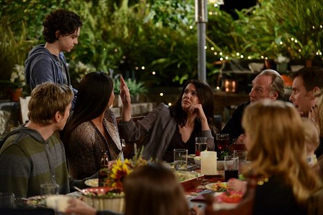 Max Burkholder, Lauren Graham, Craig T. Nelson - Parenthood - Speaking of Baggage - Photos