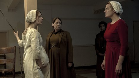Alana Pancyr, Ann Dowd, Ipsita Paul, Elisabeth Moss - The Handmaid's Tale : La servante écarlate - June - Film