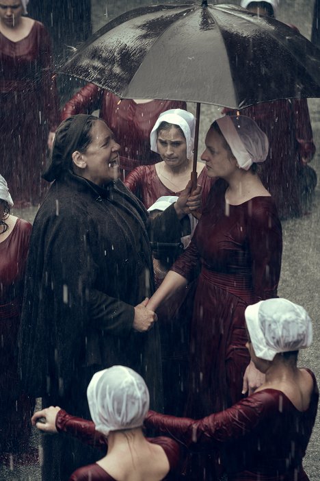 Ann Dowd, Elisabeth Moss - A szolgálólány meséje - June - Filmfotók