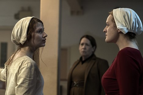 Alana Pancyr, Ann Dowd, Elisabeth Moss - The Handmaid's Tale : La servante écarlate - June - Film