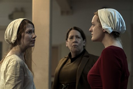 Alana Pancyr, Ann Dowd, Elisabeth Moss - The Handmaid's Tale - June - Kuvat elokuvasta