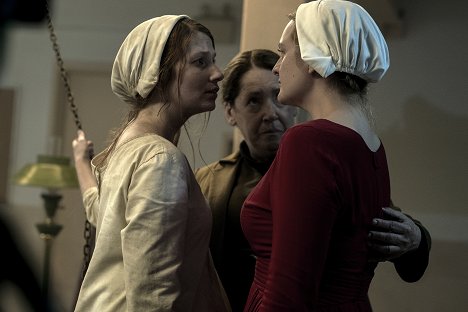 Alana Pancyr, Ann Dowd, Elisabeth Moss - The Handmaid's Tale - June - Van film