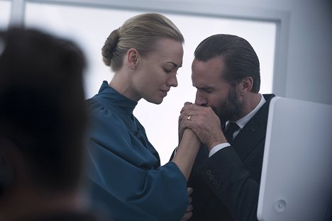Yvonne Strahovski, Joseph Fiennes - The Handmaid's Tale - June - Kuvat elokuvasta