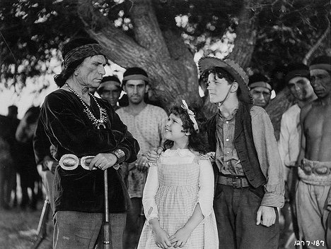 Mitzi Green, Junior Durkin - The Santa Fe Trail - Z filmu