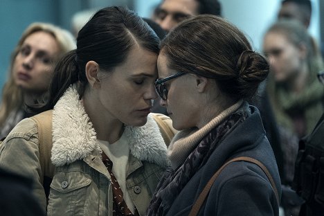 Clea DuVall, Alexis Bledel - The Handmaid's Tale - Unwomen - Photos