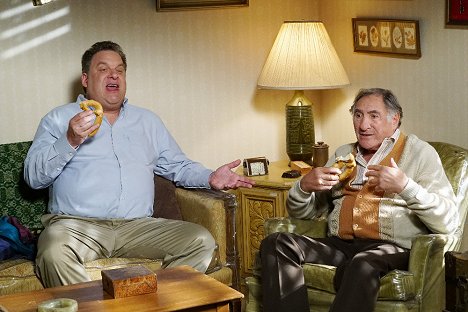 Jeff Garlin, Judd Hirsch - The Goldbergs - Crazy Calls - Photos