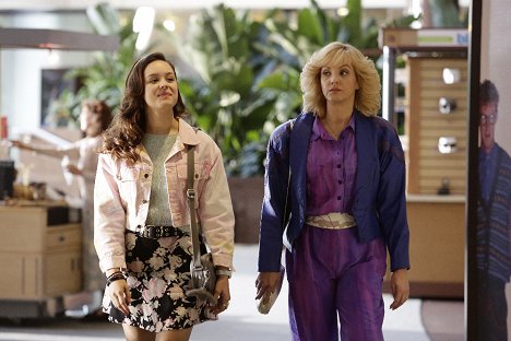 Hayley Orrantia, Wendi McLendon-Covey - The Goldbergs - Recipe for Death II: Kiss the Cook - Photos