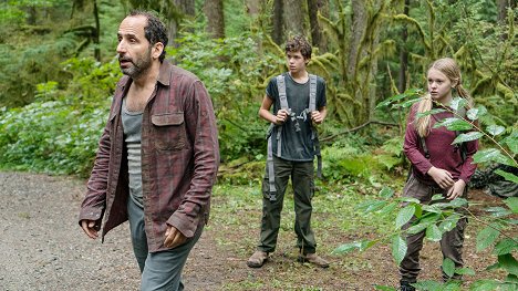 Peter Jacobson, Jacob Buster, Isabella Crovetti - Colony - Der Feind meines Feindes - Filmfotos