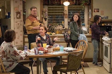 John Goodman, Laurie Metcalf, Emma Kenney, Sara Gilbert - Roseanne - Roseanne Gets the Chair - Z filmu