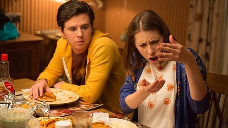 Charlie McDermott, Eden Sher - The Middle - Guess Who's Coming to Frozen Dinner - Photos