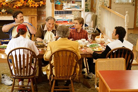 Dan Fogler, Judd Hirsch, Sean Giambrone, Troy Gentile - The Goldbergs - In Conclusion, Thanksgiving - Photos