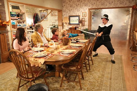 Hayley Orrantia, Judd Hirsch, Sean Giambrone, Wendi McLendon-Covey, Troy Gentile - The Goldbergs - In Conclusion, Thanksgiving - Photos
