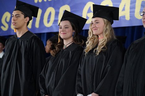 Hayley Orrantia, AJ Michalka - Goldbergovi - Graduation Day - Z filmu