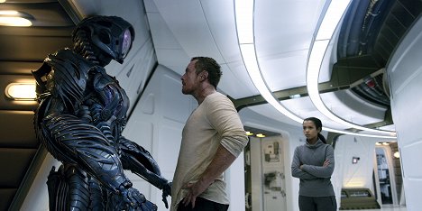 Toby Stephens, Taylor Russell - Lost in Space - Infestation - Photos