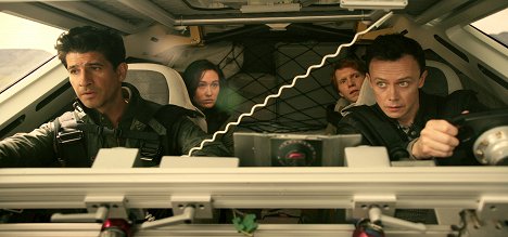 Raza Jaffrey, Amelia Burstyn, Iain Belcher, Adam Greydon Reid - Lost in Space - Elveszve az űrben - Nyomás alatt - Filmfotók