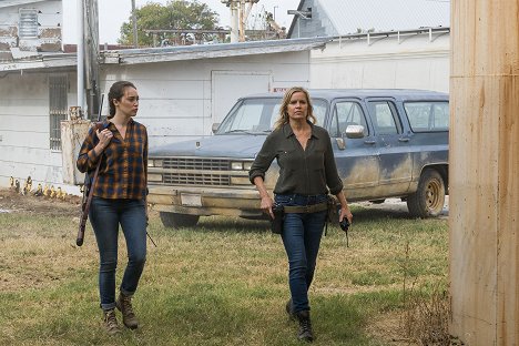 Alycia Debnam-Carey, Kim Dickens - Fear the Walking Dead - Another Day in the Diamond - Photos
