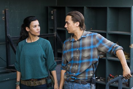 Danay Garcia, Frank Dillane - Fear the Walking Dead - Another Day in the Diamond - Photos
