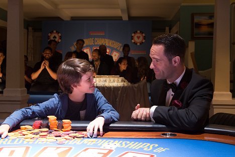 Gabriel Bateman, Chris Diamantopoulos - The Dangerous Book for Boys - How To Play Poker - Filmfotos