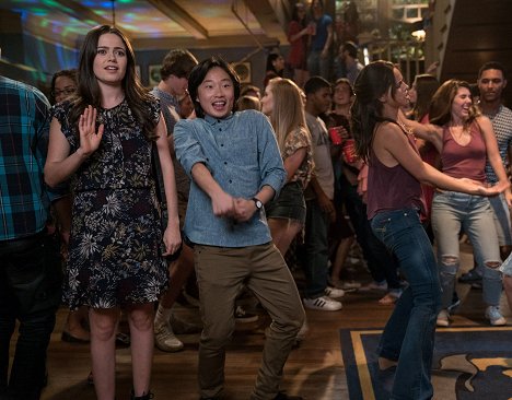 Molly Gordon, Jimmy O. Yang - How To Party With Mom - Filmfotos