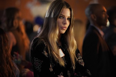 Lauren German - Lucifer - Papagaiada de colégio - Do filme