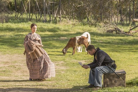 Abigail Spencer, Matt Lanter - Timeless - Feinde im Sturm - Filmfotos