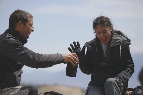 Bear Grylls, Vanessa Hudgens - Running Wild with Bear Grylls - Van film