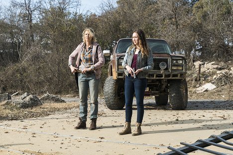 Jenna Elfman, Alycia Debnam-Carey - Fear the Walking Dead - Begraben - Filmfotos