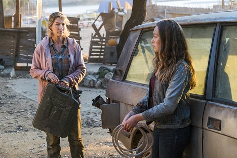 Jenna Elfman, Alycia Debnam-Carey - Živí mrtví: Počátek konce - Buried - Z filmu