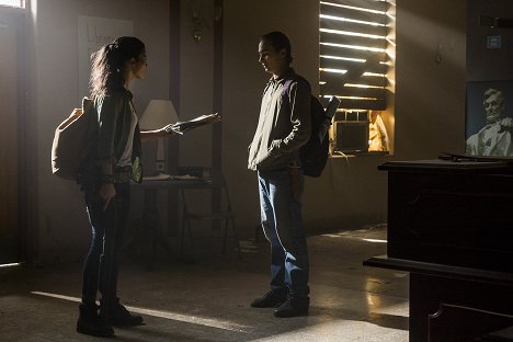 Danay Garcia, Frank Dillane - Fear the Walking Dead - Begraben - Filmfotos