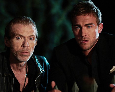 Richard Brake, Tom Austen - The Royals - Negras como su intento, a la lóbrega noche parecía - De la película