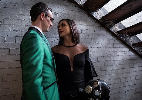 Cory Michael Smith, Morena Baccarin - Gotham - Dieser alte Leichnam - Filmfotos