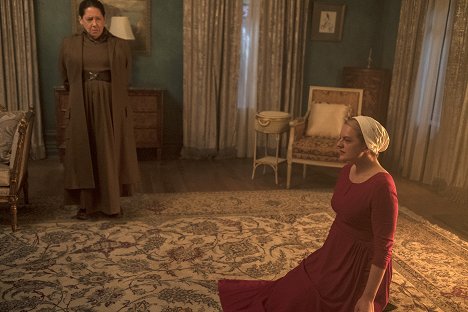 Ann Dowd, Elisabeth Moss - The Handmaid's Tale - Die andere Frau - Filmfotos