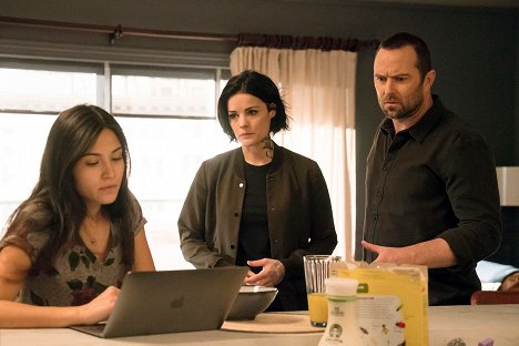 Kristina Reyes, Jaimie Alexander, Sullivan Stapleton - Blindspot - In Memory - Van de set