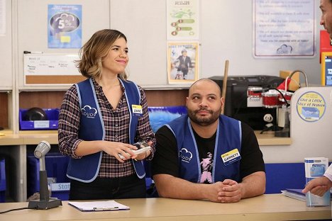 America Ferrera, Colton Dunn - Supermarket - Jarné upratovanie - Z filmu