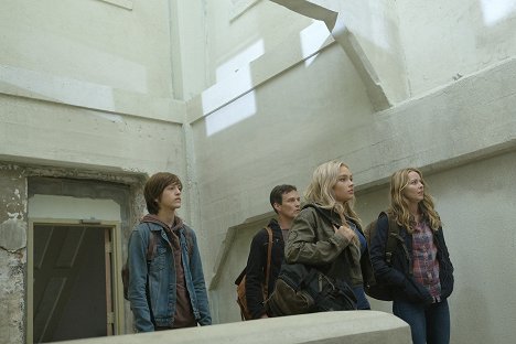 Percy Hynes White, Stephen Moyer, Natalie Alyn Lind, Amy Acker - The Gifted - Triple X - Film