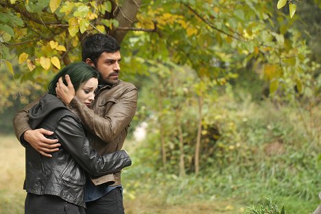 Emma Dumont, Sean Teale - The Gifted - 3 X 1 - Photos