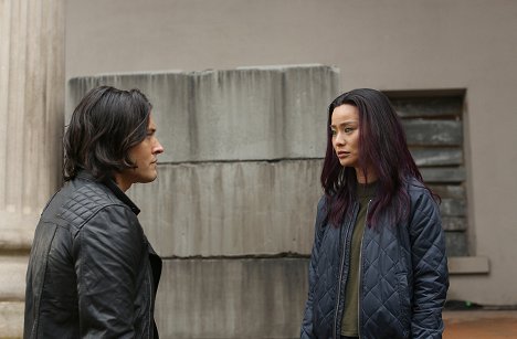 Blair Redford, Jamie Chung - The Gifted - 3 x 1 - Filmfotos